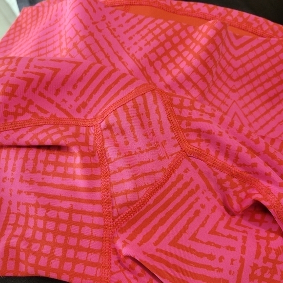 𝅺ADIDAS Climalite Bright Pink Cropped Workout Leggings Size Medium - Picture 4 of 7